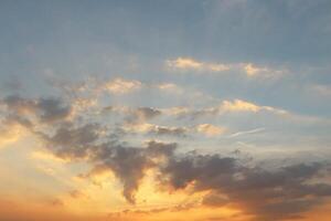 kväll himmel med moln innan solnedgång. foto