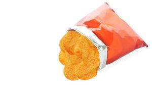 potatis pommes frites i orange väska isolerat på vit bakgrund med klippning väg. foto