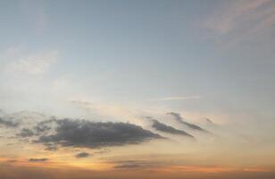 kväll himmel med moln innan solnedgång. foto