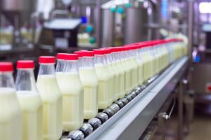 ai genererad mjölk flaskor på en transportband bälte i en mejeri fabrik. foto
