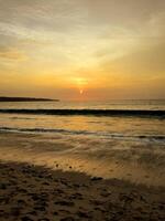solnedgång på kuta strand bali indonesien foto