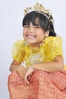 en 10 år gammal indonesiska flicka bär traditionell kläder från palembang foto
