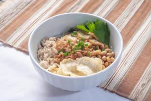 bubur ayam sukabumi innehåller vit ris gröt med sida maträtter av friterad kyckling skivor foto
