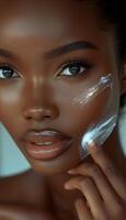 ai genererad närbild skönhet porträtt av ljus hyad svart kvinna applicering lera mask foto