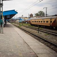 amritsar, Indien, februari 03 2024 - indisk järnväg tåg på amritsar järnväg station plattform under morgon- tid, färgrik tåg på amritsar, punjab järnväg station foto