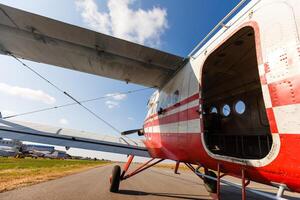 ljus flygplan återvändande till landa efter dropp foto