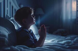 ai genererad sju år gammal pojke läggdags bön foto