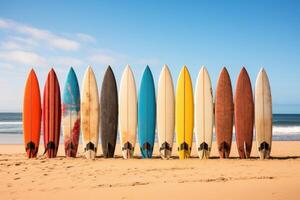 ai genererad rad av surfingbrädor på strand. generera ai foto