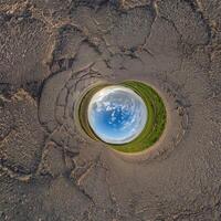 blå hål sfär liten planet inuti grus sand runda ram bakgrund foto