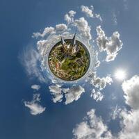 liten planet omvandling av sfärisk panorama 360 grader utsikt kyrka i Centrum av klot i blå himmel. sfärisk abstrakt antenn se med krökning av Plats. foto