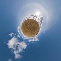 enkel mycket liten planet utan byggnader i blå himmel med skön moln. omvandling av sfärisk panorama 360 grader. sfärisk abstrakt antenn se. krökning av Plats. foto