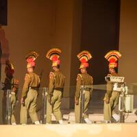 wagah gräns, amritsar, punjab, Indien, 02 februari 2023 - flagga ceremoni förbi gräns säkerhet tvinga bsf vakter på Indien-Pakistan gräns nära attari amritsar, punjab, Indien hölls varje dag kväll tid foto