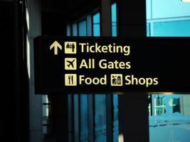 flygplats riktning tecken biljettförsäljning grindar mat butiker foto