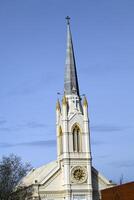 Marysville, ca, 2011 - torn av gammal kristen kyrka mot blå himmel foto
