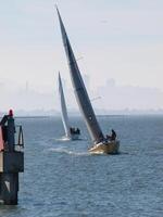 berkeley, ca, 2010 - två segelbåtar under segla på san francisco bukt foto