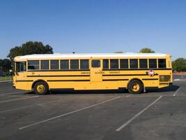 sacramento, ca, 2006 - gul skola buss i skola parkering massa foto