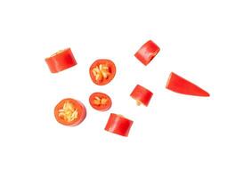 topp se av färgrik röd chili peppar skivor i uppsättning eller bitar isolerat på vit bakgrund med klippning väg foto