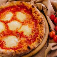 margherita pizza och fyra ost pizza quattro fromaggi foto