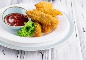 friterad kyckling nuggets med ketchup på tallrik foto