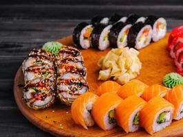 utsökt mängd av sushi nyligen beredd foto