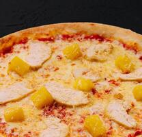 hawaiian pizza på svart sten foto