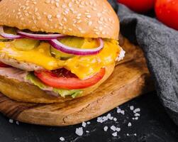 amerikan burger med kyckling kotlett på trä- bricka foto