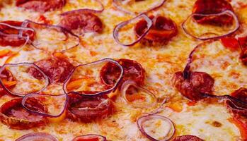 pizza med korv och röd lök foto