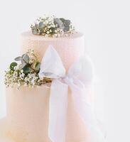 skön flerdelad bröllop kaka med blommor foto