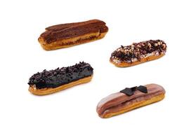 eclairs med choklad grädde och hasselnötter på vit bakgrund foto