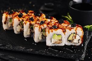 kalifornien sushi rulla med tonfisk, grönsaker och unagi sås foto