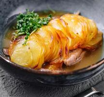 bakad potatis skivor gratäng med kött foto