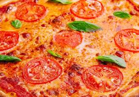 margherita pizza med tomater och ost foto
