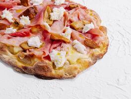 hemlagad pizza med svamp och mozzarella foto