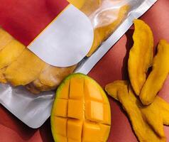 packa av torkades mango skivor och rå mango foto