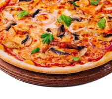 färsk utegrill kyckling pizza med grönsaker och ost foto