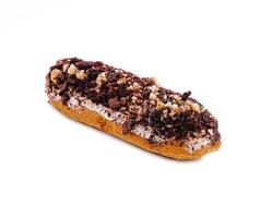 eclair med choklad och nötter på en vit foto