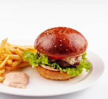 klassisk nötkött burger med ost och franska frites foto