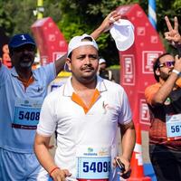 ny delhi, Indien - oktober 15 2023 - vedanta delhi halv maraton lopp efter covid i som maraton deltagarna handla om till korsa de Avsluta linje, delhi halv maraton 2023 foto