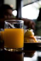 en glas av ljuv färsk orange juice foto