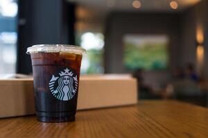 Bangkok, thailand - februari 29, 2024 starbuck kaffe iced americano kaffe dryck foto