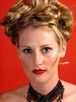 caucasian blond kvinna porträtt på röd bakslag foto