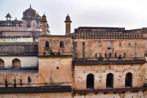 skön se av orchha palats fort, raja mahal och chaturbhuj tempel från jahangir mahal, orchha, madhya Pradesh, jahangir mahal - orchha fort i orchha, madhya Pradesh, indisk arkeologisk webbplatser foto