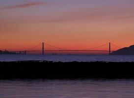 solnedgång skott av gyllene Port bro sett från berkeley foto