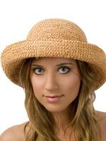 ung blond kvinna i en sugrör hatt foto
