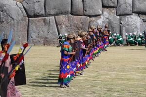cusco, peru, 2015 - linje av soldater i traditionell kostymer inti raymi festival foto