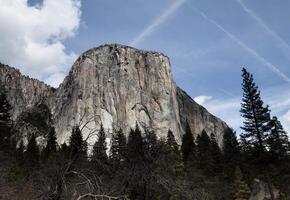 el capitan med blå himmel och vit moln yosemite kalifornien foto