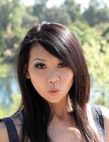 ung asiatisk kvinna med överraskad uttryck utomhus foto