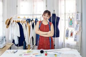 porträtt av asiatisk modern frilans sömmerska i henne konstnärlig verkstad studio för mode design och Kläder företag industri foto