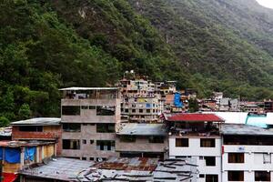 aguor calientes, peru, 2015 - hus byggnader och berg med träd foto