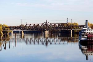 sacramento, ca, 2012 - järnväg bro över sacramento flod med reflexion foto